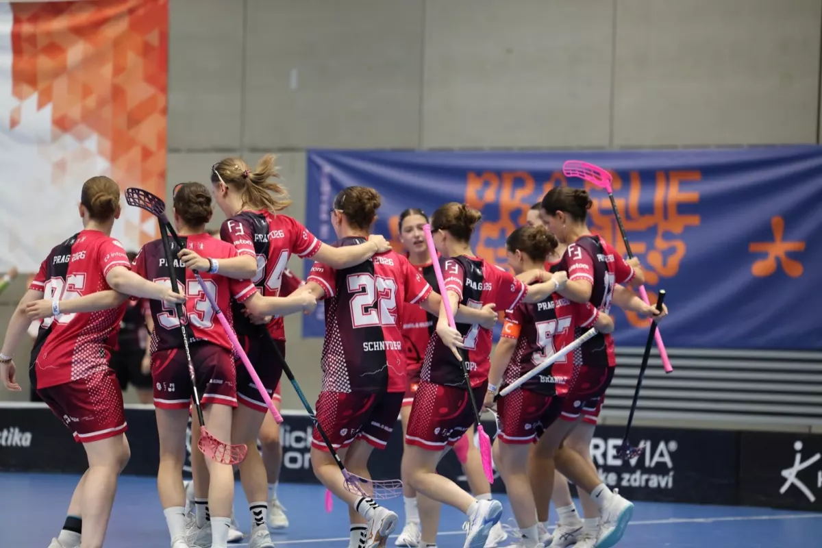 UVSGA-Spielerinnen feiern vor dem Prague-Games-Banner