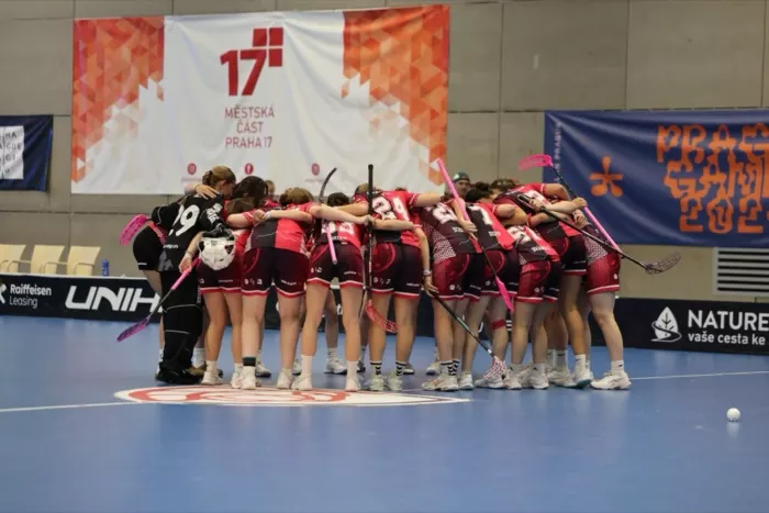 Team im Kreis vor dem Spiel